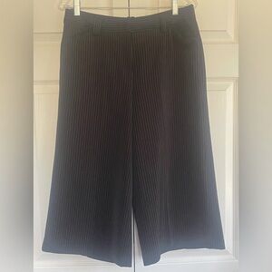 Larry Levine stretch Capri wide dressy pants size 8 like new